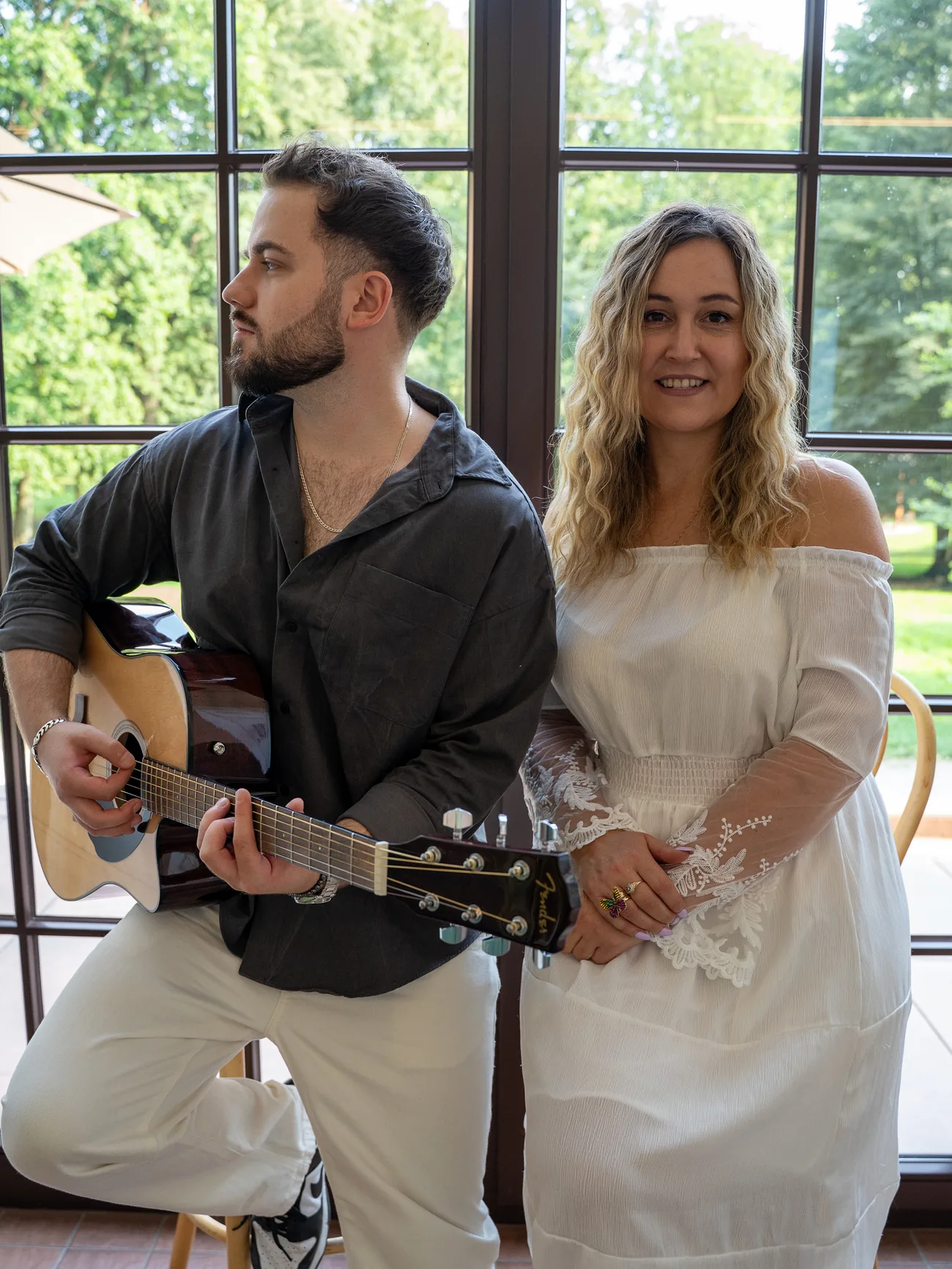 Gabriela i Maciej podczas wspólnego grania przy oknie